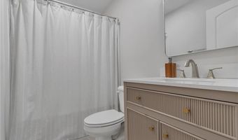 28 Ashley St, Cranston, RI 02920