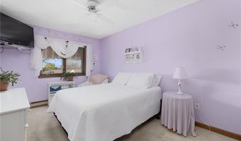 11 Renfrew Ave, Middletown, RI 02842
