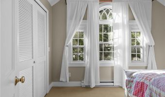 2 Lasalle Pl, Newport, RI 02840