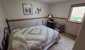 1005 Plum Ln, Aberdeen, SD 57401