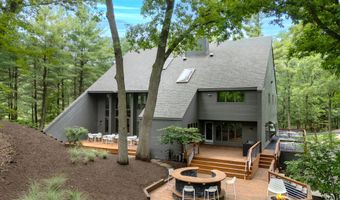 410 Greentree Ln NE, Ada, MI 49301