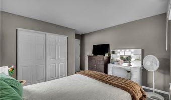 150 Greenbriar Dr, Aurora, OH 44202