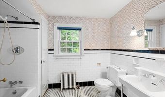 10 Pelham Pkwy, North Providence, RI 02911