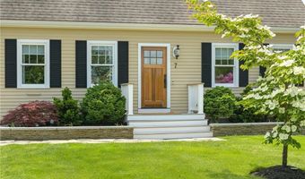 7 Maloney Ln, Middletown, RI 02842