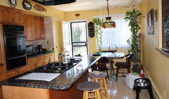 6 Winter Ln, Amityville, NY 11701
