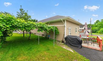 4 Marietta Dr, Albany, NY 12205