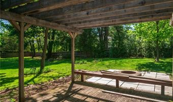 33 Wilbur Rd, Lincoln, RI 02865