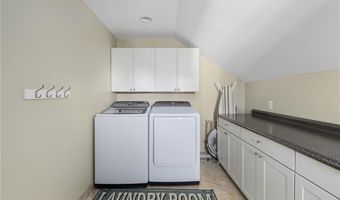 136 Corporate Pl, Middletown, RI 02842