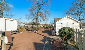 688 E Bay Ave, Barnegat, NJ 08005