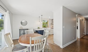 202 W Tanglewood Dr, Arlington Heights, IL 60004