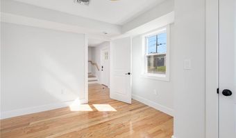 11 Gunning Ct, Middletown, RI 02842