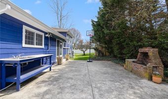 9 Valley Dr, Bristol, RI 02809