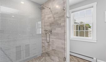 7 Florence Ave, Newport, RI 02840