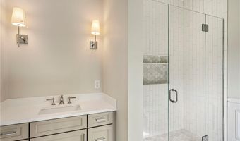 28 Mount Vernon St, Newport, RI 02840