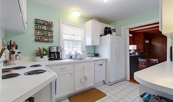 16 South Dr, Middletown, RI 02842