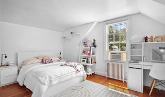 19 Harborview Ave, Bristol, RI 02809