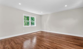 11 W Park Ave, Belford, NJ 07718