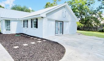 517 Commagere Blvd, Bay St. Louis, MS 39520