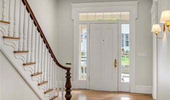 28 Mount Vernon St, Newport, RI 02840