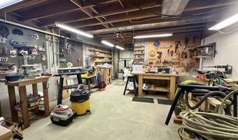 203 Emerald Meadows Dr, Arnolds Park, IA 51331