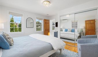 5 Tews Ct, Newport, RI 02840