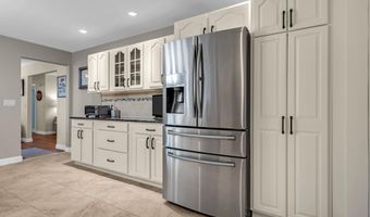8 Eagle Dr, Bayville, NJ 08721