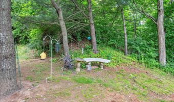 21 Lakeview Dr, Branford, CT 06405