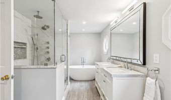 101 County Rd, Barrington, RI 02806