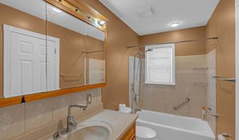 19 Spruce St, Beachwood, NJ 08722