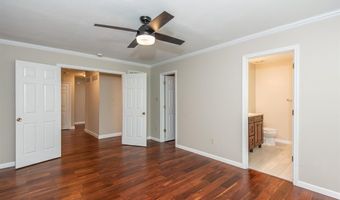 925 Westrun Dr, Ballwin, MO 63021