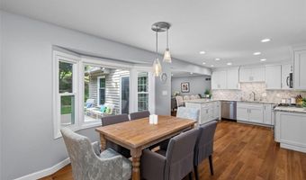 647 Waterford Ridge Dr, Ballwin, MO 63021