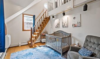 33 Wapping Dr, Bristol, RI 02809