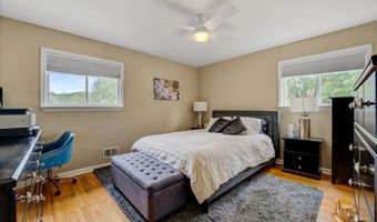 537 Roxbury Rd, Belford, NJ 07718