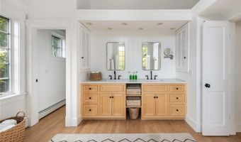 72 Summerfield Ln, Middletown, RI 02842