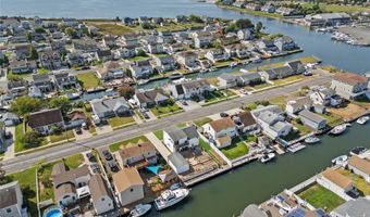 15 Hayes Rd, Amity Harbor, NY 11701