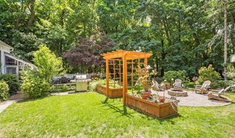 13 Provost Dr, Airmont, NY 10901