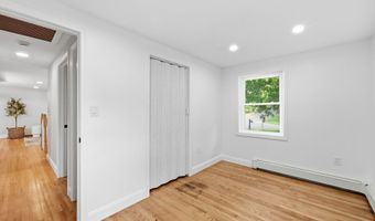 445 Lincoln Dr, Cheshire, CT 06410