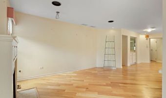 2060 N Charter Point Dr, Arlington Heights, IL 60004