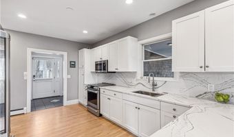 101 County Rd, Barrington, RI 02806
