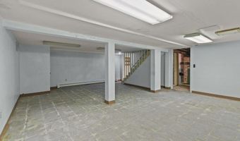 8 North Dr, Middletown, RI 02842