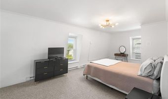 61 School St 2R, Lincoln, RI 02802