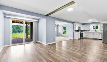18 Woodland Hills Ct, Alton, IL 62002
