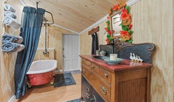 1748 Georgia St, Alford, FL 32420