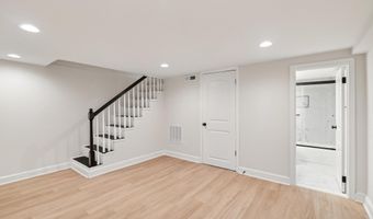 141 LYNHAVEN Dr, Alexandria, VA 22305