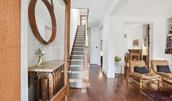 210 8TH St SE, Washington, DC 20003