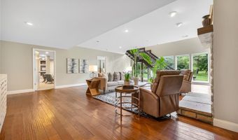 924 Forest Lake Ct, Ballwin, MO 63021
