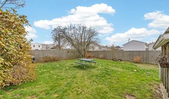 22 Connecticut Ave, Middletown, RI 02842
