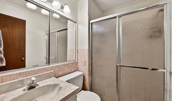 404 Oakmont Cir, Ballwin, MO 63011