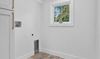 61 Applegate Rd, Cranston, RI 02920
