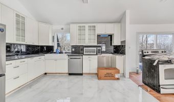 17 Stage Rd, Brookfield, CT 06804